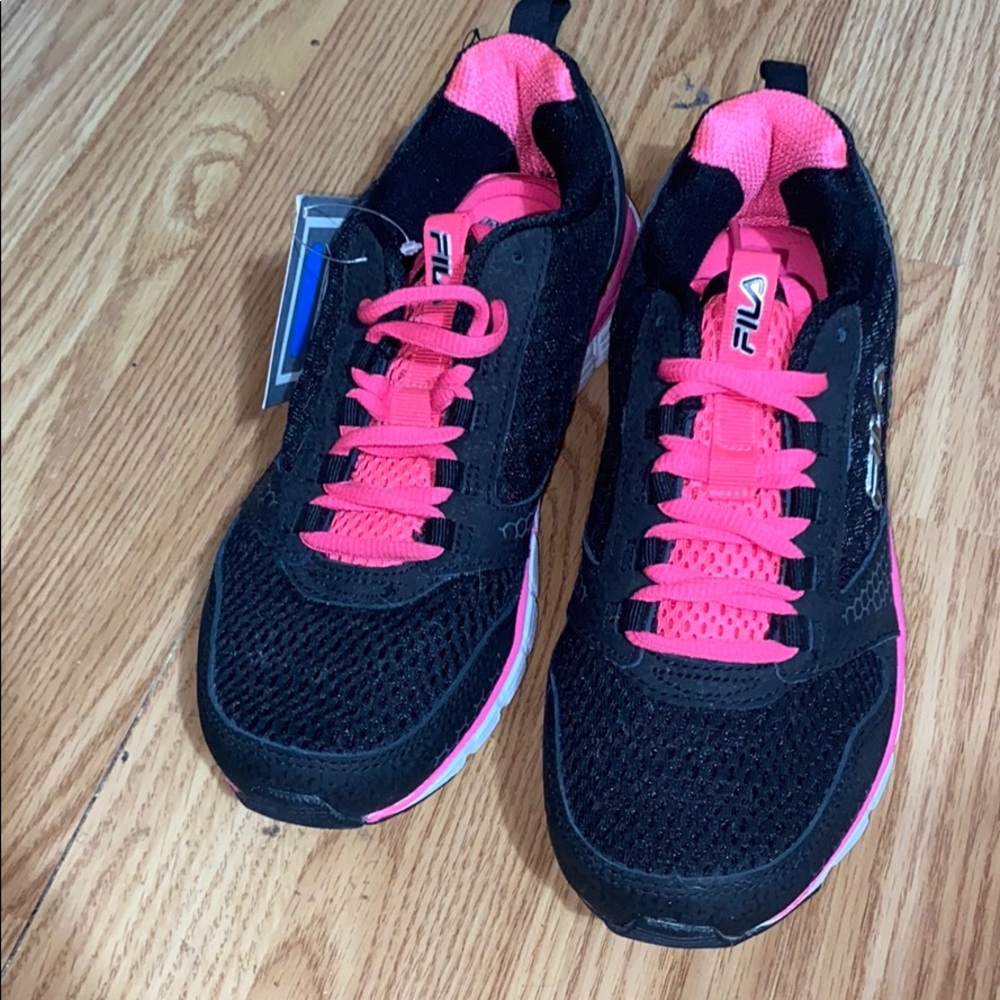 Tennis shoes